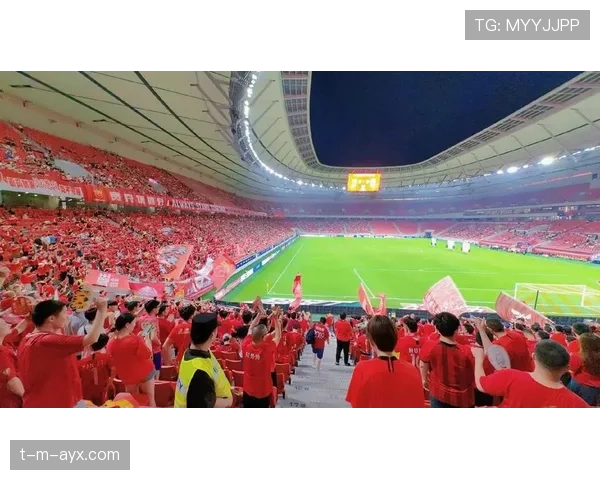 中超联赛工体座无虚席，球迷热情点燃比赛氛围